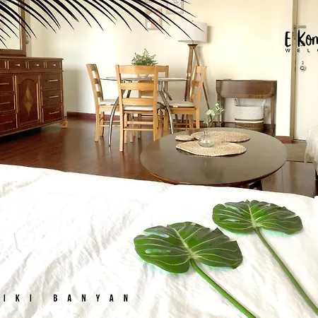 A Block Away To Waikiki Beach/Pool/Free Parking